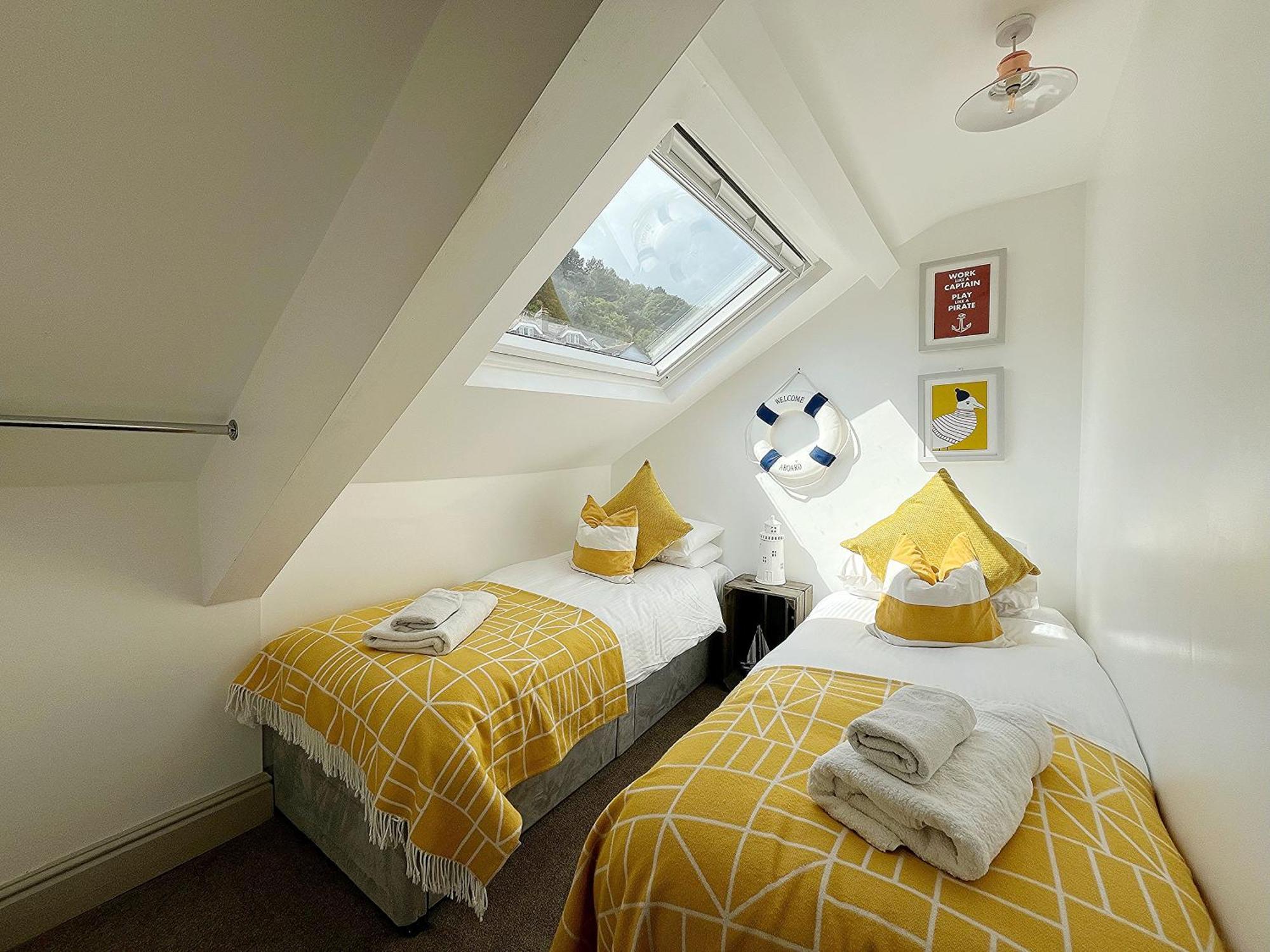 Nancie'S Place - Dartmouth Town Center With Private Parking - A Traditional Georgian Private Duplex Apartment - Beautifully Refurbished - Two Bedrooms, Bathroom, Kitchen And Lounge Diner Buitenkant foto